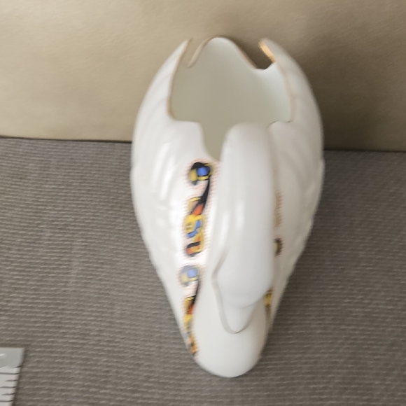 Royal Tara Ireland White Swan Fine Bone China Vase with Gold Accents Handmade - Picture 10 of 11